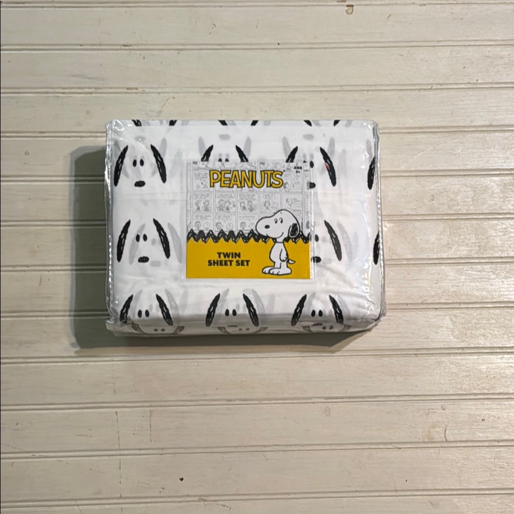 Peanuts: twin sheets featuring Snoopy’s face.